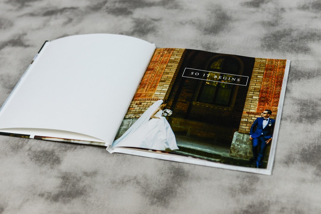 Offenes Hochzeitsalbum auf hellem Untergrund
