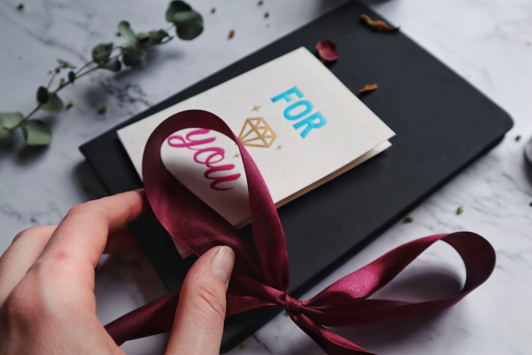 Geschenk mit Karte und roter Schleife