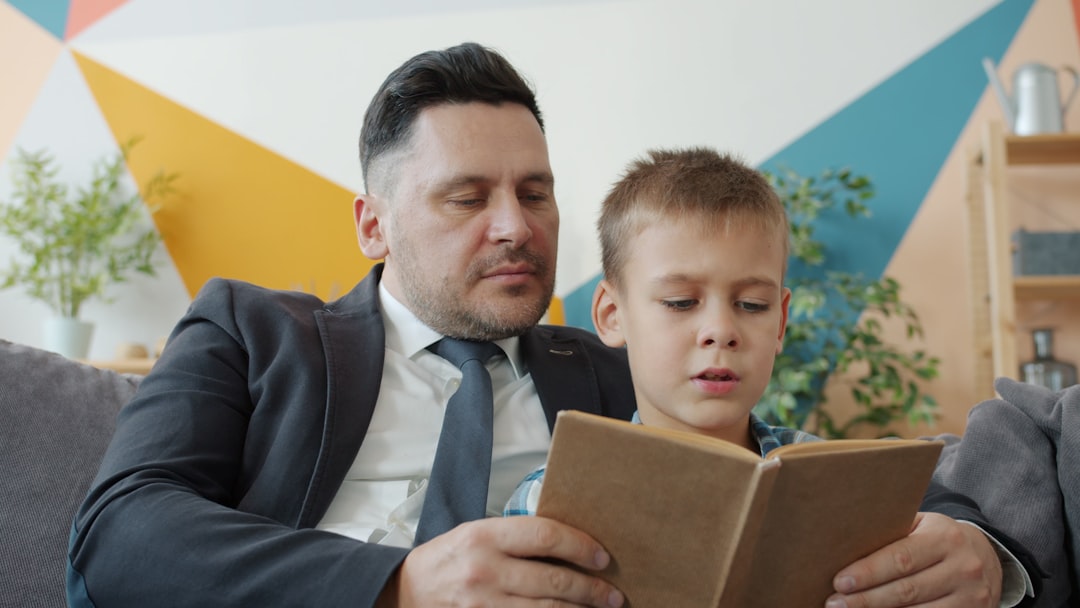 Vater und Kind lesen gemeinsam ein Buch